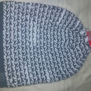 North Face Womens Beanie. New with tag.